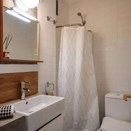 Apartment Renovated In De Gracia